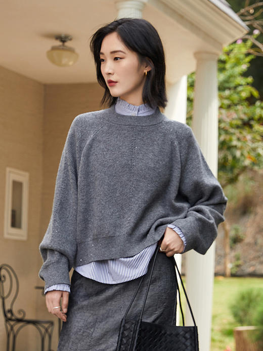 灰色宽松毛衫女 圆领落肩设计 叠穿条纹衬衫 解锁韩系穿搭新风尚 商品图0