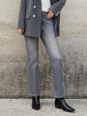 灰色魅力！这款微喇牛仔裤，打造干练又时髦的职场造型