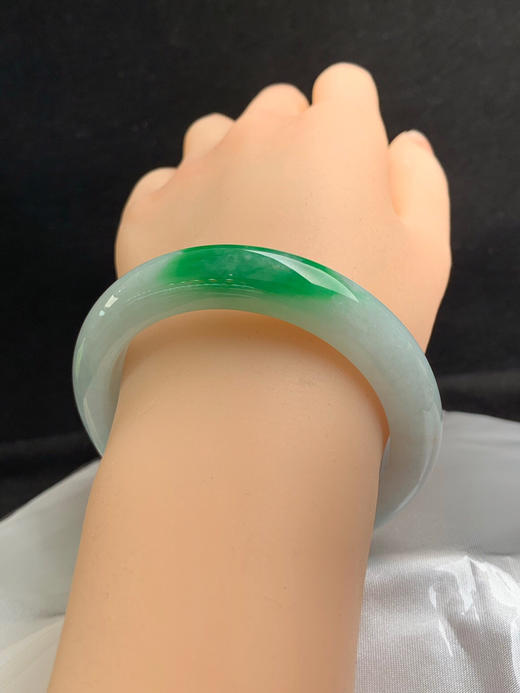 620506，53.8圈口，飘绿正圈平安镯，蓝底色飘一抹辣绿，色阳，底子细腻 商品图4