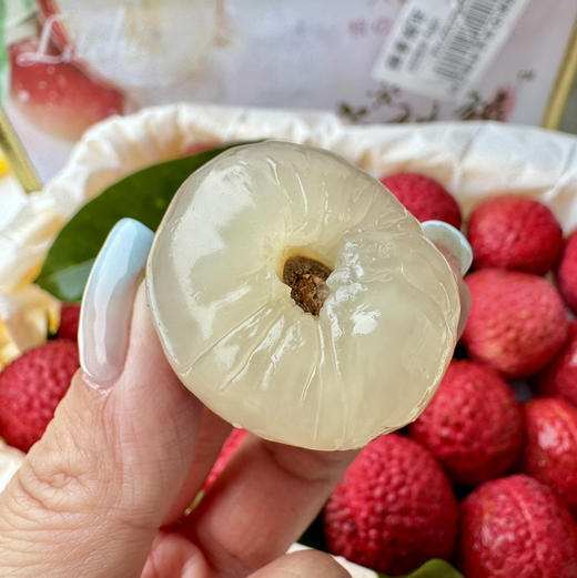 荔枝届的天花板 蜜麒麟冰荔荔枝 也是土豪们的“宾利”荔枝 果肉晶莹剔透如冰淇淋搬细腻无渣，果皮色泽通体红非常漂亮 果肉剔透犹如琼脂 超新鲜的表现 甜度完美非常适口 ，2.5斤/箱 商品图0