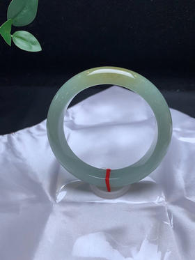 620501，59黄翡手镯，整圈带蓝底色，一截飘黄翡。清新干净