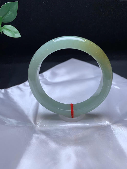 620501，59黄翡手镯，整圈带蓝底色，一截飘黄翡。清新干净 商品图2