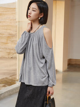 慵懒又时髦！浅灰色露肩宽松上衣，打造随性高级感