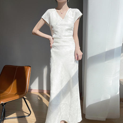 【2-7天发货】纤束马国风新中式V领连衣裙 SL-8246 商品图0