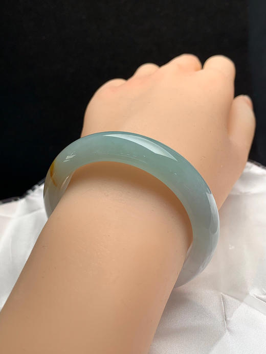 620505，52.2圈口，冰晴飘黄翡正圈平安镯，一半晴水带黄翡，一半白冰，半山半水色，种老水足 商品图4