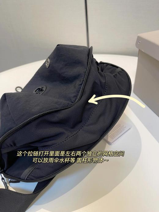 贸易公司订单线 Lulu Curved Crossbody Bag 可手提，可斜挎，也可调整包袋后当胸包或者腰包使用 超大3L容量，实用性很强，百搭不挑风格 既可以用于健身徒步，也可以日常出行时使用 商品图3
