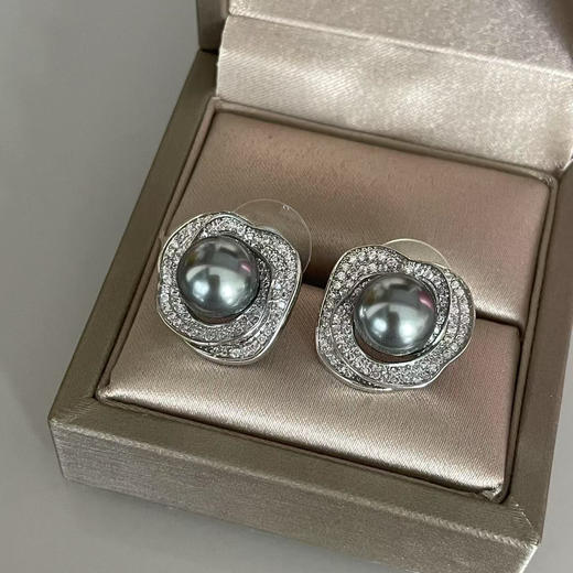 “烟灰玫瑰”灰珍珠耳钉 商品图1
