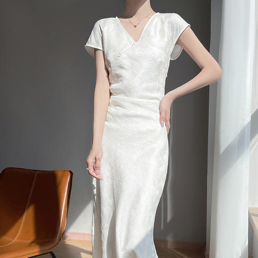 【2-7天发货】纤束马国风新中式V领连衣裙 SL-8246 商品图2
