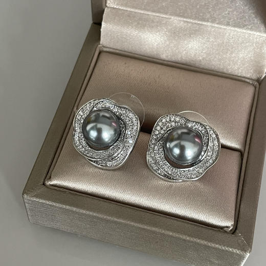 “烟灰玫瑰”灰珍珠耳钉 商品图2