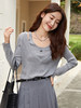 2025 新款 假两件露肩 V 领针织衫 灰色短款 设计感小性感上衣 商品缩略图0