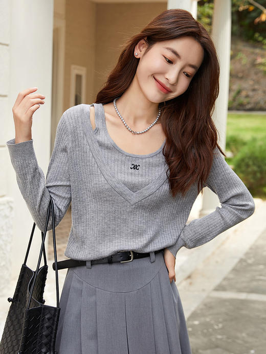 2025 新款 假两件露肩 V 领针织衫 灰色短款 设计感小性感上衣 商品图0