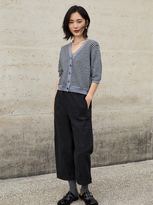 灰色条纹 V 领针织开衫 短袖设计 金属纽扣 日常通勤必备 商品图1