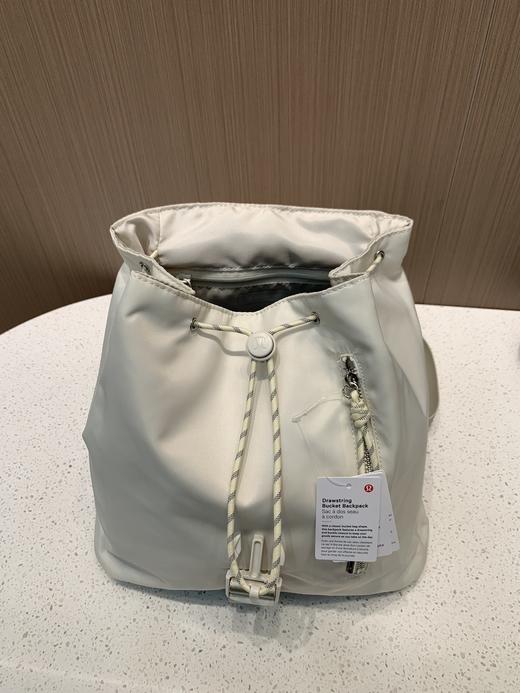贸易公司订单线 Lulu Drawstring 女士抽绳水桶背包 宝藏通勤双肩~ 大小合适，10L的容量，实用性非常强，日常出门绝对足够了，用料都是订单标准来的，工艺严谨，每一只都是按照入柜的标准出货 商品图5