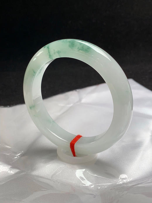 620509，55.3圈口，糯化飘花正圈平安镯，白底飘蓝绿花，底子细腻，水头好，清爽 商品图2