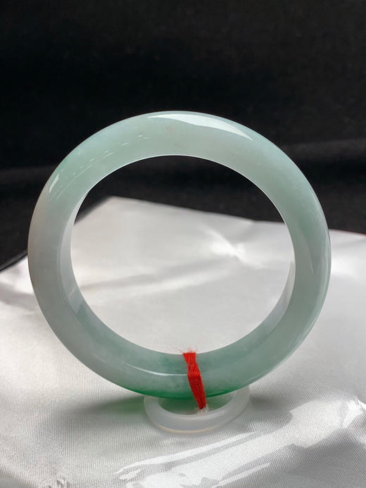 620506，53.8圈口，飘绿正圈平安镯，蓝底色飘一抹辣绿，色阳，底子细腻 商品图3