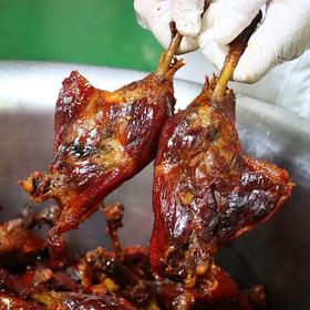 【一月一次 喜欢吃 别错过】活动来啦！即食鸭腿买7个送1个，何掌柜大鸭腿，新鲜出炉，自家厨房的味道，撕开就啃，省钱过瘾