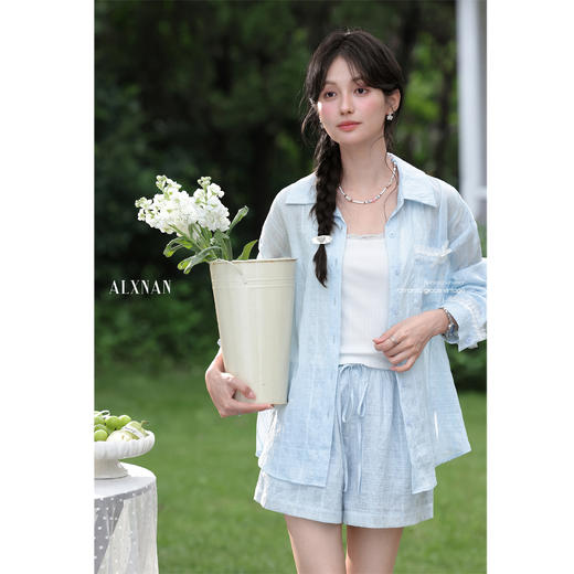 【6折秒杀】鹿向南「薄荷蓝冰」法式浅蓝色薄款防晒衬衫女夏显瘦开衫外套上衣L56650+L56650DK 商品图3