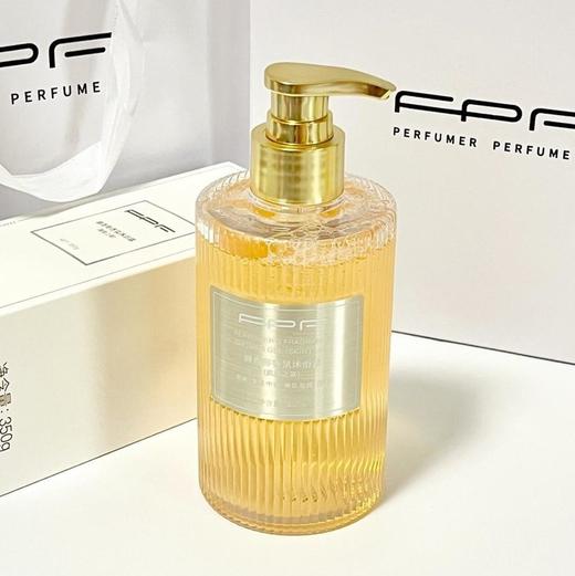【FPF香水沐浴露】高级的调香，绵密的泡沫~用FPF洗掉的不止是尘埃，重更是疲惫!挤一泵在手轻松就能搓出绵密泡泡，一冲水泡沫就能洗干净，不假滑也不拔干，用它洗完澡，皮肤细腻又香香。 商品图3