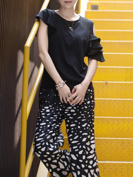 TYNVIE 平纹针织露肩荷叶边袖上衣 - 黑色 商品图5