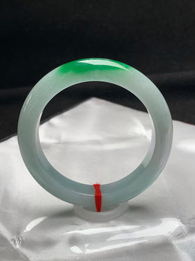 620506，53.8圈口，飘绿正圈平安镯，蓝底色飘一抹辣绿，色阳，底子细腻