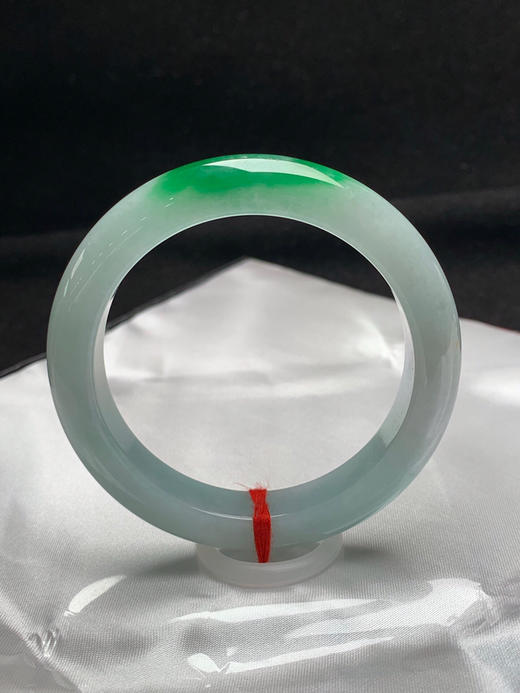 620506，53.8圈口，飘绿正圈平安镯，蓝底色飘一抹辣绿，色阳，底子细腻 商品图0