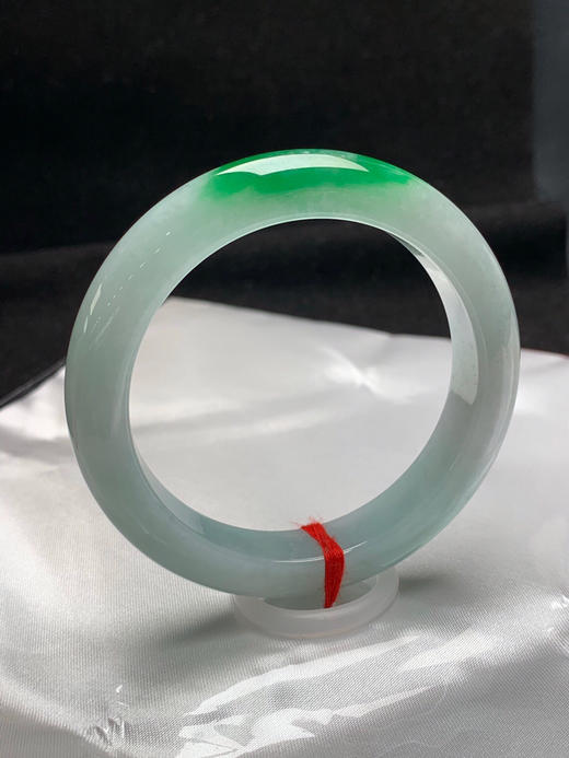 620506，53.8圈口，飘绿正圈平安镯，蓝底色飘一抹辣绿，色阳，底子细腻 商品图1