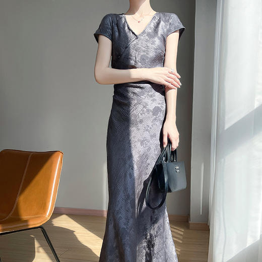 【2-7天发货】纤束马国风新中式V领连衣裙 SL-8246 商品图4
