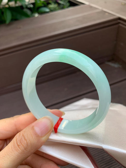 620517，58.7圈口，绿底飘绿正圈平安镯，淡绿底飘绿花，宽版条形，细腻清爽 商品图2