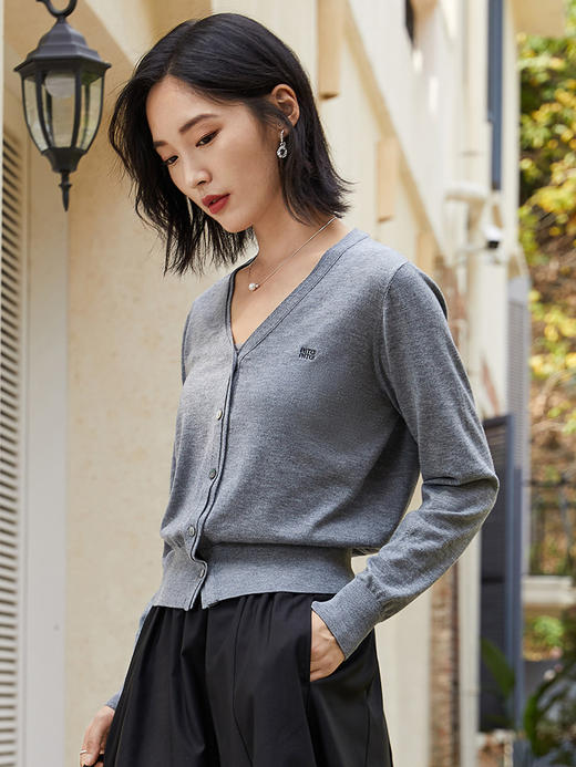 优雅藏于细节！灰色 V 领针织开衫，诠释知性魅力 商品图0