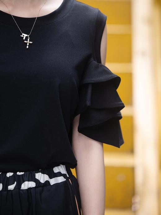 TYNVIE 平纹针织露肩荷叶边袖上衣 - 黑色 商品图7