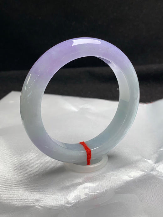 620511，56.2圈口，飘紫正圈平安镯，半截淡绿底半截紫罗兰，半山半水色，条形厚装，底子细腻 商品图1