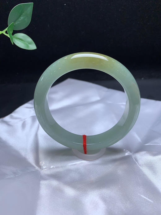 620501，59黄翡手镯，整圈带蓝底色，一截飘黄翡。清新干净 商品图3
