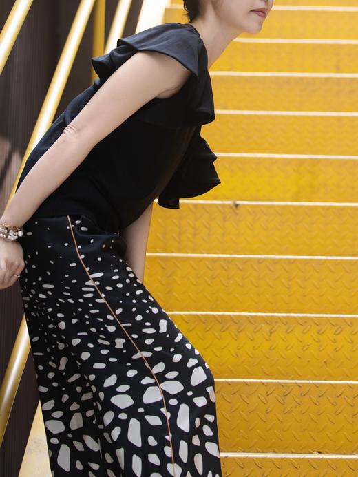 TYNVIE 平纹针织露肩荷叶边袖上衣 - 黑色 商品图6