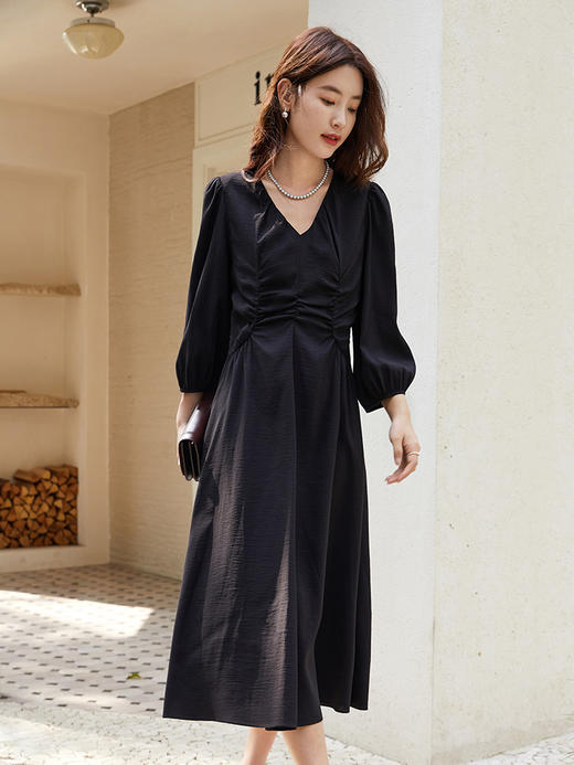 黑色 V 领收腰连衣裙女秋季法式复古气质显瘦中长款七分袖裙子 商品图1