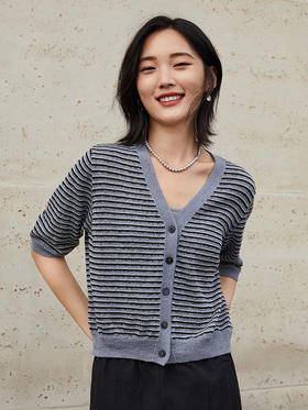 灰色条纹 V 领针织开衫 短袖设计 金属纽扣 日常通勤必备