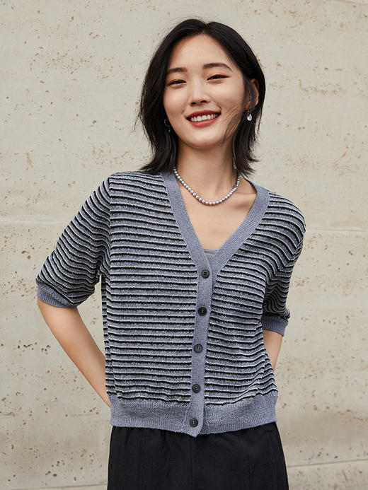 灰色条纹 V 领针织开衫 短袖设计 金属纽扣 日常通勤必备 商品图0