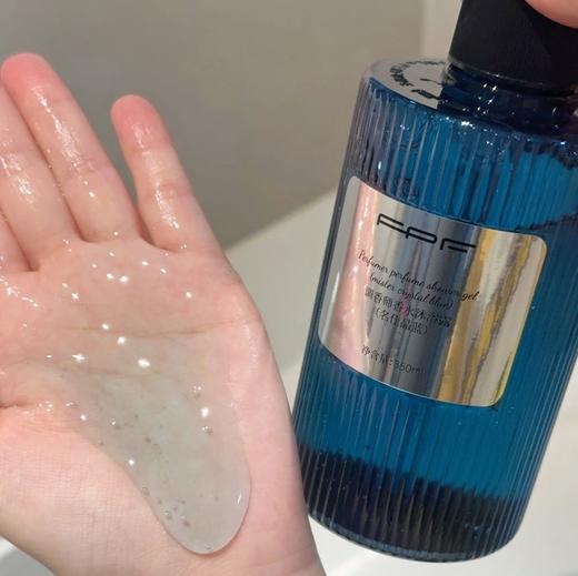 【FPF香水沐浴露】高级的调香，绵密的泡沫~用FPF洗掉的不止是尘埃，重更是疲惫!挤一泵在手轻松就能搓出绵密泡泡，一冲水泡沫就能洗干净，不假滑也不拔干，用它洗完澡，皮肤细腻又香香。 商品图5