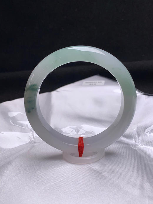 620507，52.6圈口，糯化飘花正圈平安镯，底子胶润，整体清爽 商品图1