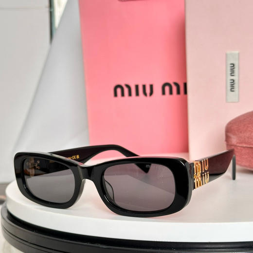 夏季特惠💰240 缪缪太阳镜 MIU MI*
MODEL:SMU 08Z
SIZE：54-21-145mm 商品图2