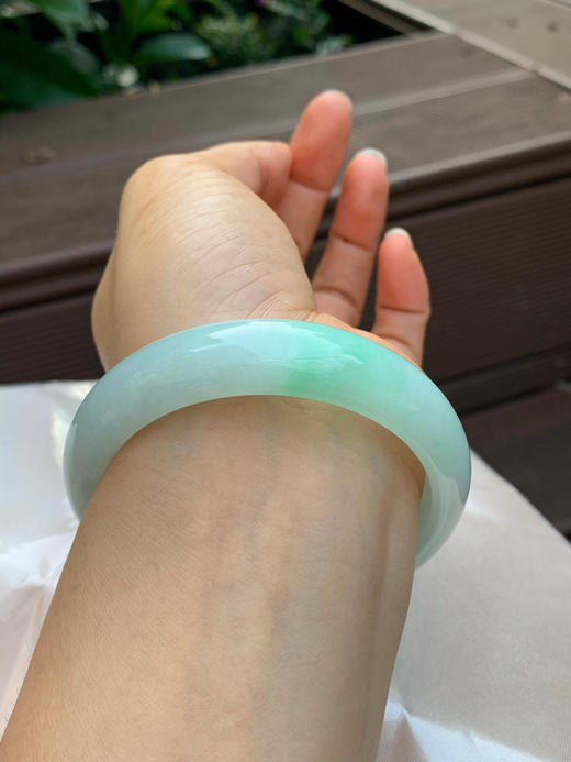 620517，58.7圈口，绿底飘绿正圈平安镯，淡绿底飘绿花，宽版条形，细腻清爽 商品图5