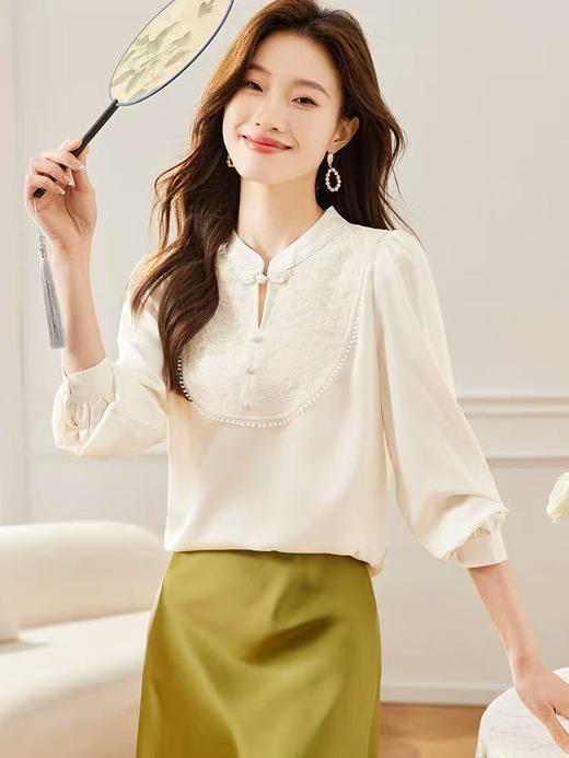 【新品推荐】仿真丝缎面顺滑新中式拼蕾丝长袖小衫-喜出 商品图0