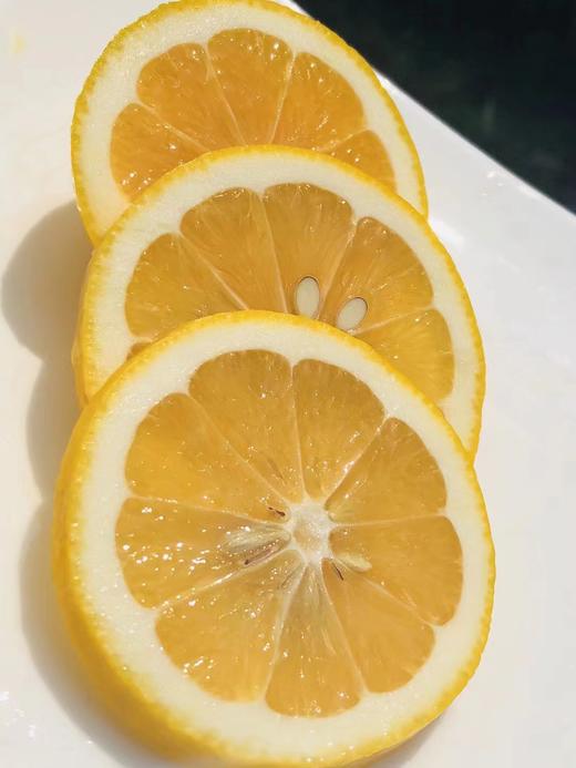 新西兰柠檬 |外形漂亮， 个头饱满，色泽鲜亮滋润，果蒂稍青、新鲜完整，散发浓郁柠檬清香，口感浓酸爽口，汁多肉鲜，茎肉无子，富含维生素C和柠檬酸，老少皆宜… 商品图1
