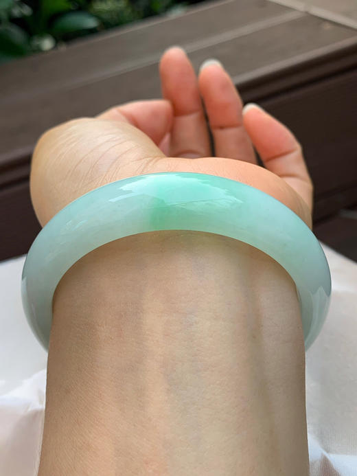 620517，58.7圈口，绿底飘绿正圈平安镯，淡绿底飘绿花，宽版条形，细腻清爽 商品图4