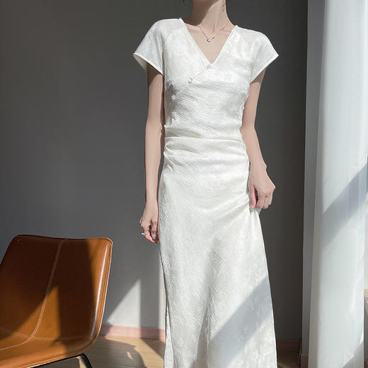 【2-7天发货】纤束马国风新中式V领连衣裙 SL-8246 商品图1