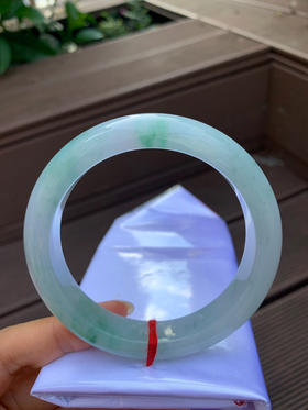 620518，61.5圈口，糯化飘花正圈平安镯，淡底色飘绿花，种老水足，尺