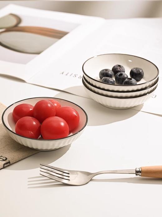 超值秒杀👉9.9💰抢4只【4英寸黑边竖纹陶瓷调味碟】，日式极简风，一秒提升餐桌格调的神器，为家用餐桌增添别样风情 ✅匠心设计， 手工描边黑釉+立体竖纹肌理，光影下质感高级不输千元餐具！ 商品图9