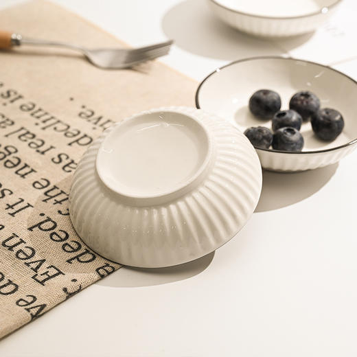 超值秒杀👉9.9💰抢4只【4英寸黑边竖纹陶瓷调味碟】，日式极简风，一秒提升餐桌格调的神器，为家用餐桌增添别样风情 ✅匠心设计， 手工描边黑釉+立体竖纹肌理，光影下质感高级不输千元餐具！ 商品图12