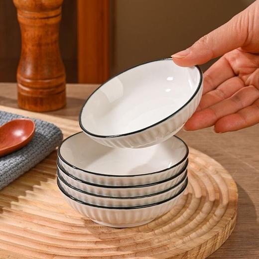 超值秒杀👉9.9💰抢4只【4英寸黑边竖纹陶瓷调味碟】，日式极简风，一秒提升餐桌格调的神器，为家用餐桌增添别样风情 ✅匠心设计， 手工描边黑釉+立体竖纹肌理，光影下质感高级不输千元餐具！ 商品图1