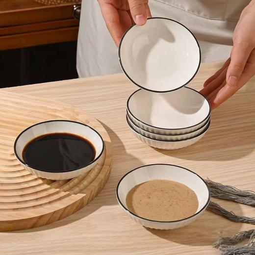 超值秒杀👉9.9💰抢4只【4英寸黑边竖纹陶瓷调味碟】，日式极简风，一秒提升餐桌格调的神器，为家用餐桌增添别样风情 ✅匠心设计， 手工描边黑釉+立体竖纹肌理，光影下质感高级不输千元餐具！ 商品图3