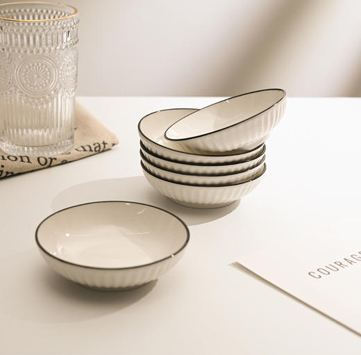 超值秒杀👉9.9💰抢4只【4英寸黑边竖纹陶瓷调味碟】，日式极简风，一秒提升餐桌格调的神器，为家用餐桌增添别样风情 ✅匠心设计， 手工描边黑釉+立体竖纹肌理，光影下质感高级不输千元餐具！ 商品图7